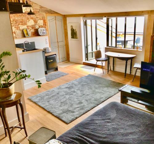 Location loft d'artiste dans village pittoresque gîte à louer Penne-d'Agenais