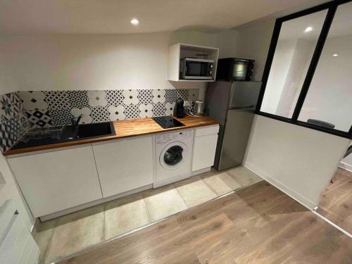 주방, Le Black & White, hyper centre - paisible- wifi HD- NETFLIX- proche gare -Ideal couple et business in 니오르