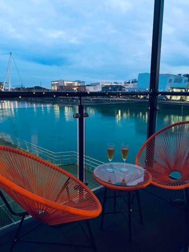 Luxury 2 Bedroom waterfront apartment with balcony photo 3