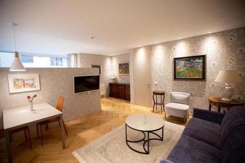 Seven Luxury Suites, Тирана (фото 6)