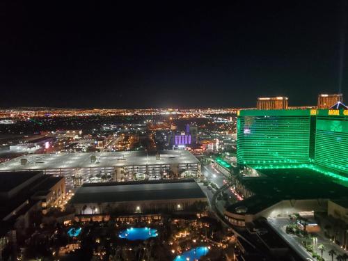 SuiteStayLV-1BR Corner Penthouse Suite 31st Floor at Signature MGM, Las Vegas