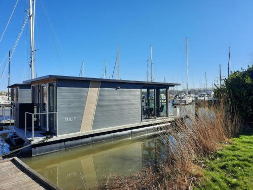  Waterfront houseboat near the centre in Monnickendam