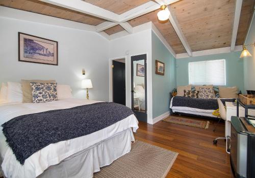 1 queen bed, 2 twin beds