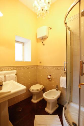 Casa De Fiori Apartments Located in Navona, Casa De Fiori Apartments is a perfect starting point from which to explore Rome. Featuring a complete list of amenities, guests will find their stay at the property a comfortable on