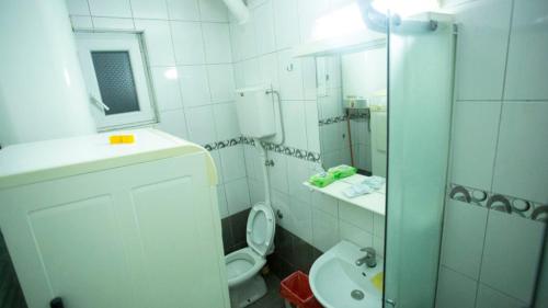 ベオグラード Private cozy room 2 with shared kitchen in appartment 3つ星 ホテル プール