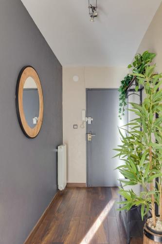 Lobby, Appartement 2 chambres, dernier etage, parking gratuit dans residence, balcon & coucher de soleil in Les Cevennes