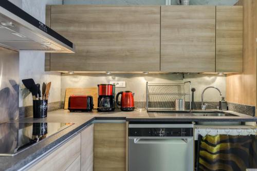 Kitchen, Appartement 2 chambres, dernier etage, parking gratuit dans residence, balcon & coucher de soleil in Les Cevennes