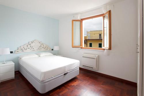 1 queen bed, 1 sofa bed