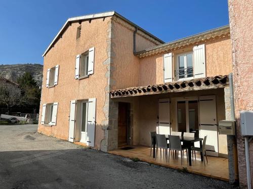 La maison d'Augusta Chateauneuf de Chabre gîte à louer Les Arnauds
