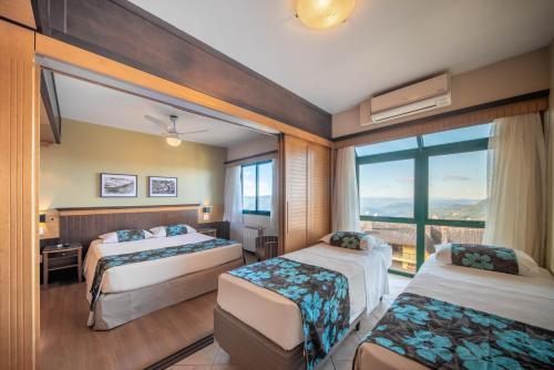 1 double bed, 2 twin beds