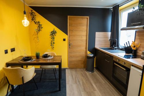 Kitchen, Capstay Color Valenciennes & Netflix in Airport