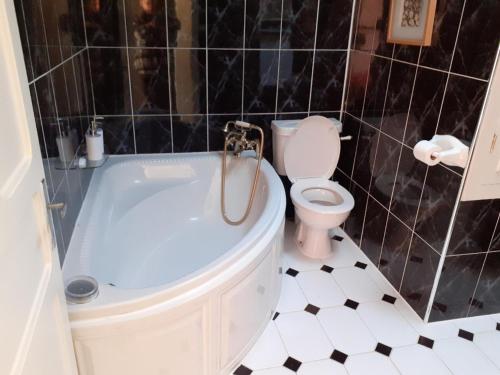 Μπάνιο, Inviting 3-Bed House in langourla brittany in Saint-Vran