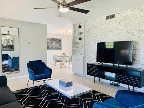 Blue-Door RESIDENCE @Maywood in San Antonio, USA