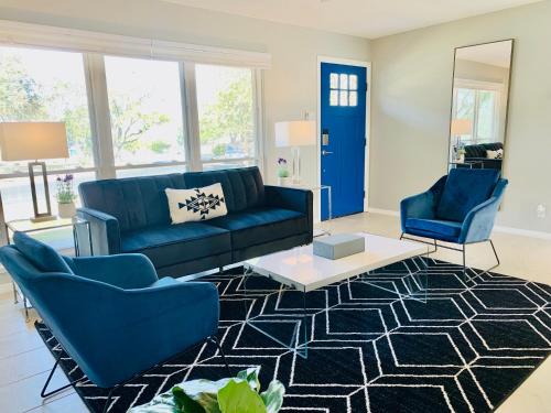 Blue-Door RESIDENCE @Maywood in San Antonio, USA