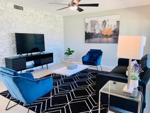 Blue-Door RESIDENCE @Maywood in San Antonio, USA