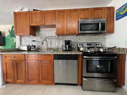 JUNGLE TO BEACH 4 R 3 BR Family and Pet Heated pool N Airport N Beach N Hard Rock in Fort Lauderdale, USA