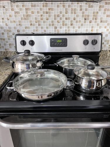 JUNGLE TO BEACH 4 R 3 BR Family and Pet Heated pool N Airport N Beach N Hard Rock in Fort Lauderdale, USA