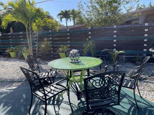 JUNGLE TO BEACH 4 R 3 BR Family and Pet Heated pool N Airport N Beach N Hard Rock in Fort Lauderdale, USA