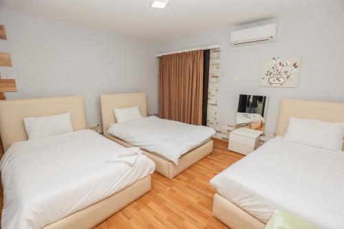 1 queen bed, 1 twin bed