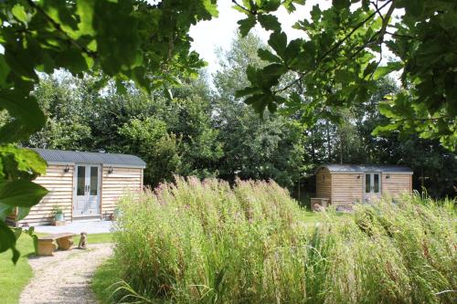 Luxury Shepherds Hut - The Sweet Pea by the lake