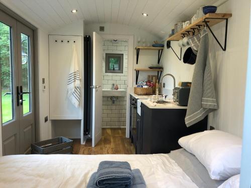 Luxury Shepherds Hut - The Sweet Pea by the lake