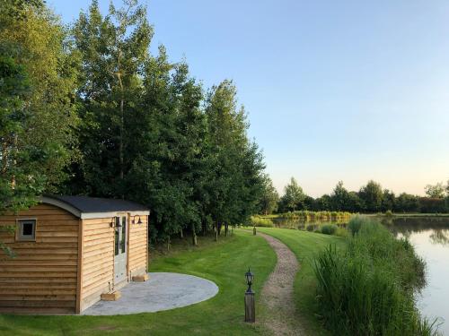 Luxury Shepherds Hut - The Moorhen by the lake