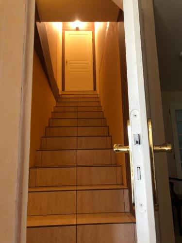 Rez de Piscine, 10 Personnes - RÊVE DE PAPILLON et À L'étage, 5 Personnes - NID D'ÉTOILES, Il s'agit bien de deux gîtes individuels qui sont reliés par un escalier interne, cela permet a une grande famille de louer les deux gîtes