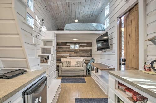 Unique Stay Tiny Everest San Antonio Home! in San Antonio, USA
