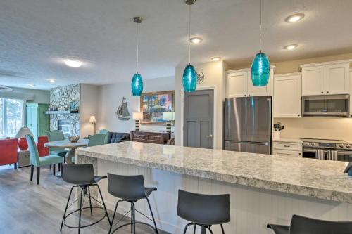 Lake Keowee Resort Condo with Balcony and Pool Access! Lake Keowee Resort Condo with Balcony and Pool Access!