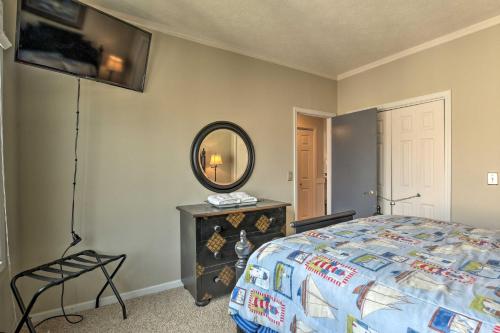 Lake Keowee Resort Condo with Balcony and Pool Access! Lake Keowee Resort Condo with Balcony and Pool Access!