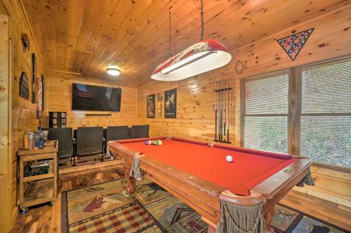 Sevierville Cabin with Outdoor Kitchen and Hot Tub! in Sevierville, USA