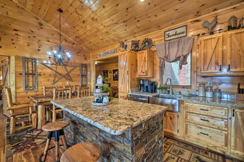 Sevierville Cabin with Outdoor Kitchen and Hot Tub! in Sevierville, USA