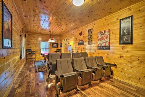 Sevierville Cabin with Outdoor Kitchen and Hot Tub! in Sevierville, USA