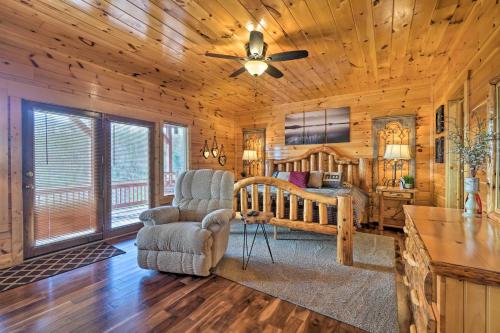 Sevierville Cabin with Outdoor Kitchen and Hot Tub! in Sevierville, USA