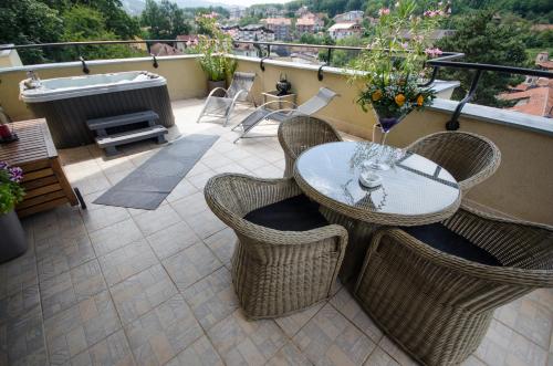 Deluxe Two-Bedroom Apartment with Terrace and Hot Tub