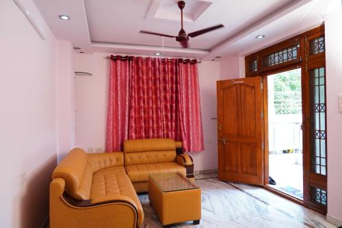 Shared lounge/TV area, Blue stone homestay guesthouse in Maddilapalem