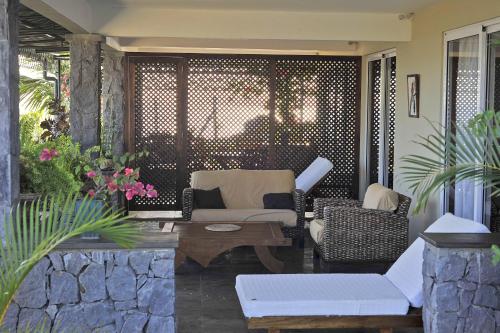 ระเบียง/ชานเรือน, โดแมน เดอลาเป๊ะ รอดริเกส์เกสท์เฮาส์ (Domaine de la Paix Rodrigues Guest House) in คาแวร์น โพรแวร์