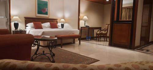 1 king bed, 1 sofa bed