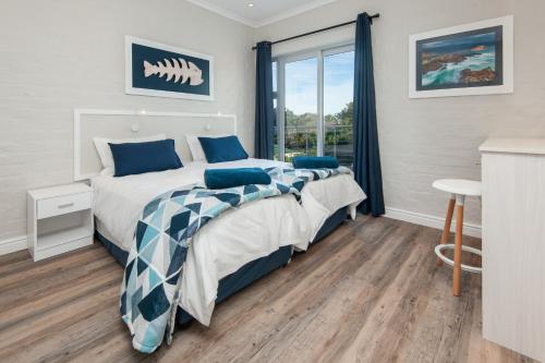 Slip-A-Way Lodge in Van Dyks Bay