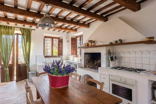Casale Oliva in a landscape of oaks, olive e cherry trees in Santa Vittoria in Matenano