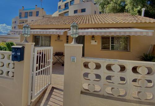 Casa Carlos 3 Bed 2 Bath 1 min walking to the beach gîte à louer Alicante Golf