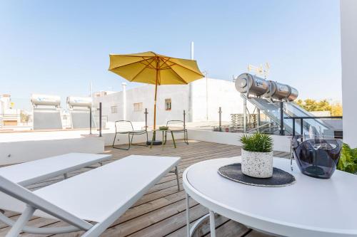 Precioso Ático de diseño, gran Terraza de 35 m2 y de 16 m2 y Garaje en pleno Centro, Seville
