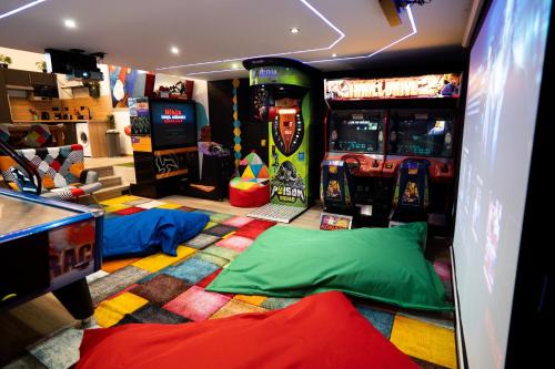 Capsule Luna Park - Jacuzzi - Sauna - Jeux & Arcades - Billard - Netflix & Home cinéma -