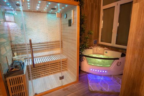 Capsule Luna Park - Jacuzzi - Sauna - Jeux & Arcades - Billard - Netflix & Home cinéma -