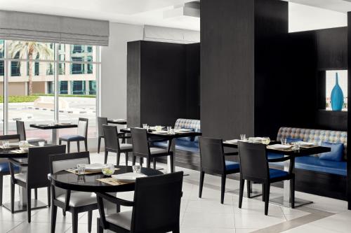 홀리데이 인 익스프레스 두바이 사파 파크 바이 IHG - 레스토랑