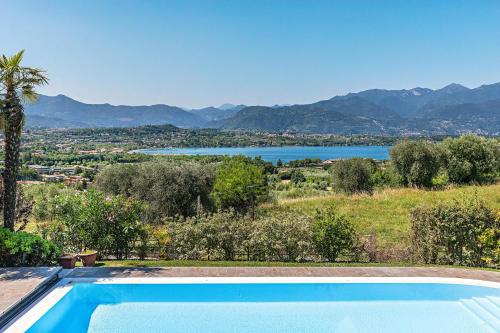 Villa Vittoria con piscina e vista lago by Wonderful Italy