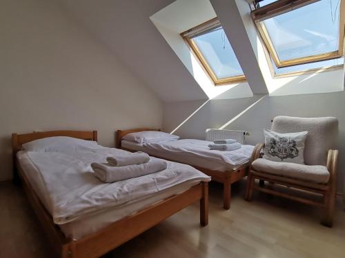 4 twin beds, 1 sofa bed