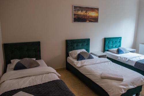4 twin beds