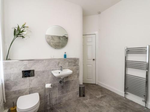 Ванна кімната, Annielea is a cosy 3 bed Cottage in Helensburgh in Хеленсбург