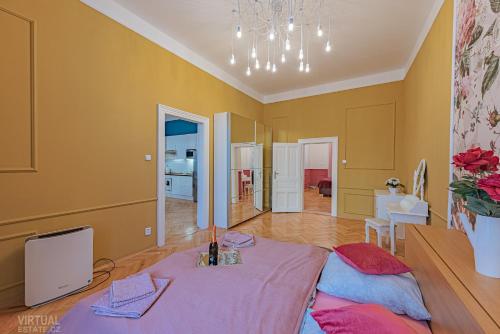 Colorful Wenceslas square apartment, Praha (fotografie 9)